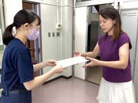 <船引高校事務長に納品書・請求書を渡している様子> <船引高校事務長に納品書・請求書を渡している様子>